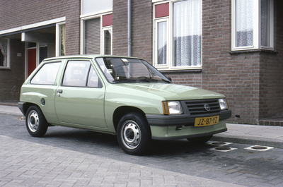 858007 Afbeelding van een Opel Corsa voor het huis Stieltjesstraat 62 te Utrecht.